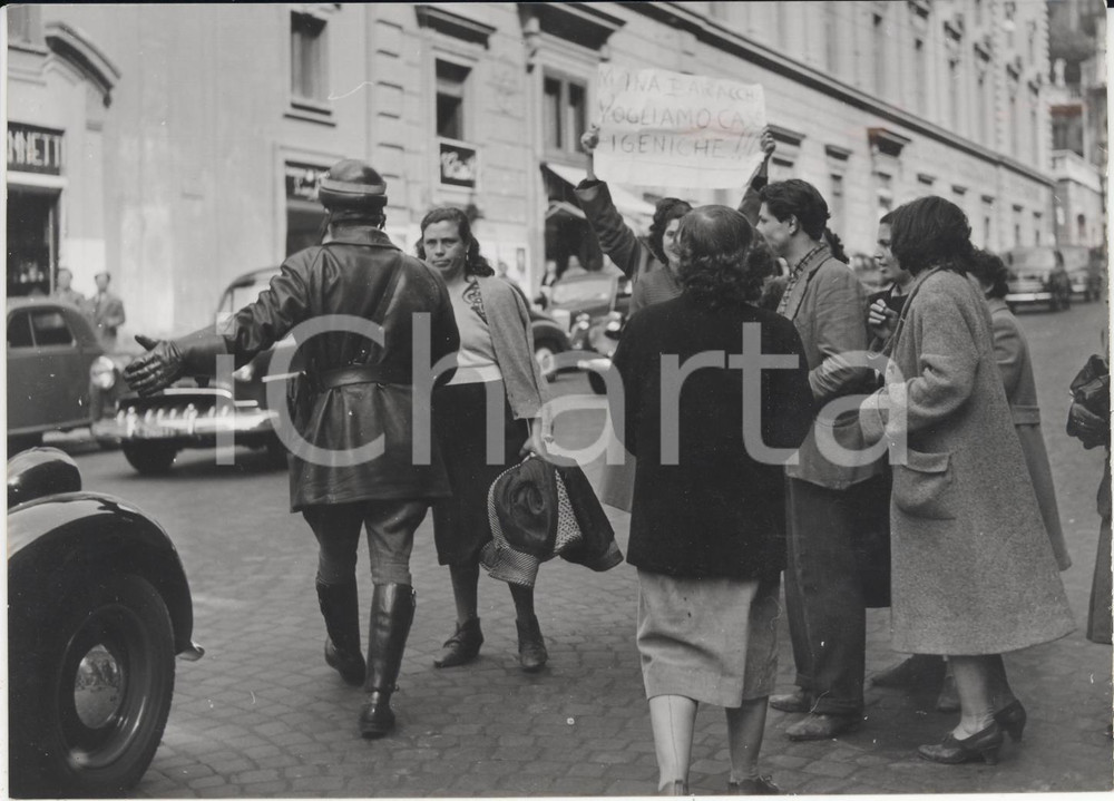 Fotografia d epoca originale 1955 ROMA Manifetsazione per nuove case popolari davanti alla Prefettura Foto 1