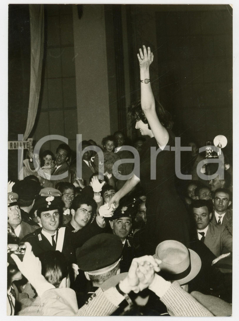 Fotografia d epoca originale 1955 BOLOGNA Sophia LOREN in cittÃ  per la prima de Il segno di Venere Foto 1