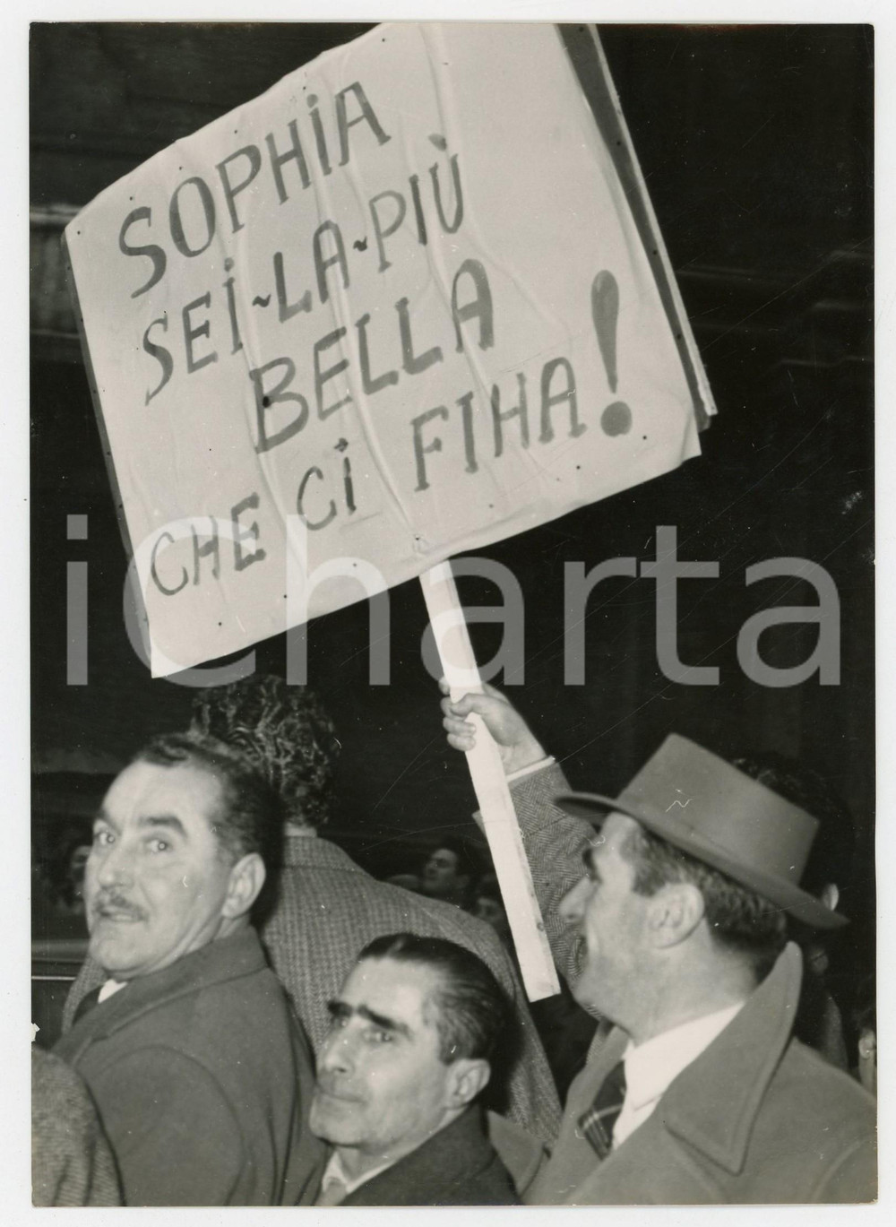 Fotografia d epoca originale 1954 BOLOGNA Folla di ammiratori di Sophia LOREN accolgono la diva con cartelli 1