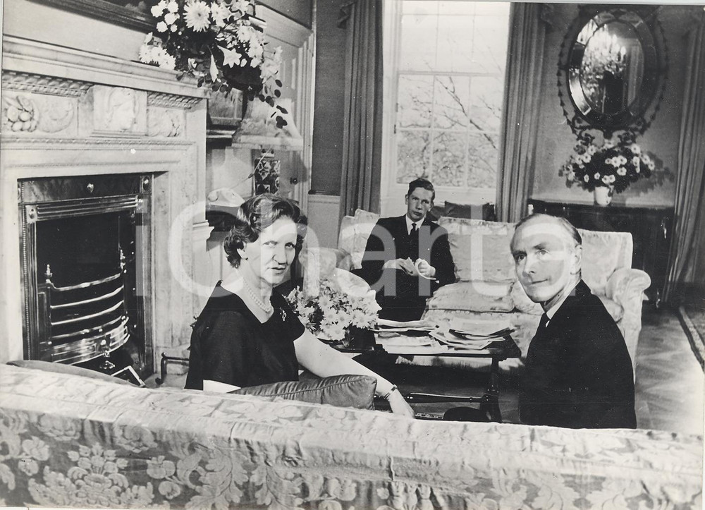 Fotografia d epoca originale 1963 LONDON Downing Street  Alec DOUGLASHOME con la moglie e il figlio David 1
