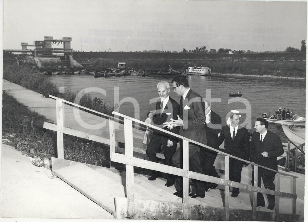 Fotografia d epoca originale 1967 CREMONA Roberto TREMELLONI controlla i lavori del canale MILANOCREMONAPO 1