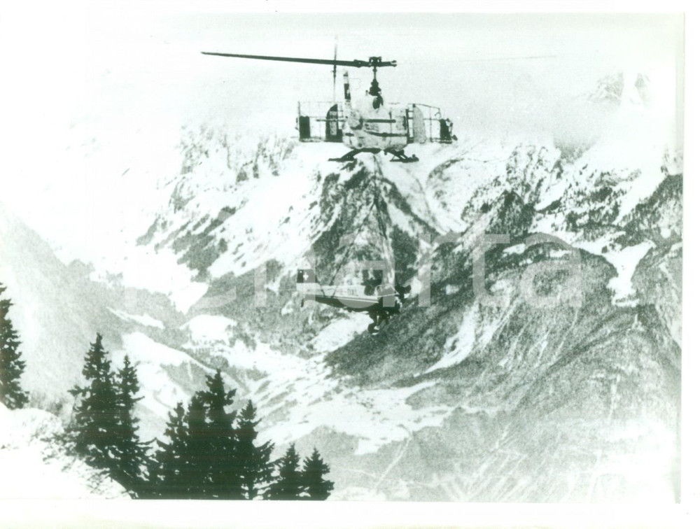 Fotografia d epoca originale 1965 MONTREUX  Elicottero recupera Piper biposto dopo schianto sulle Alpi 1
