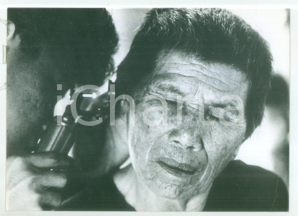 Fotografia d epoca originale 1964 GUERRA DEL VIETNAM Profuga sottoposta a visita medica per trauma psichico 1