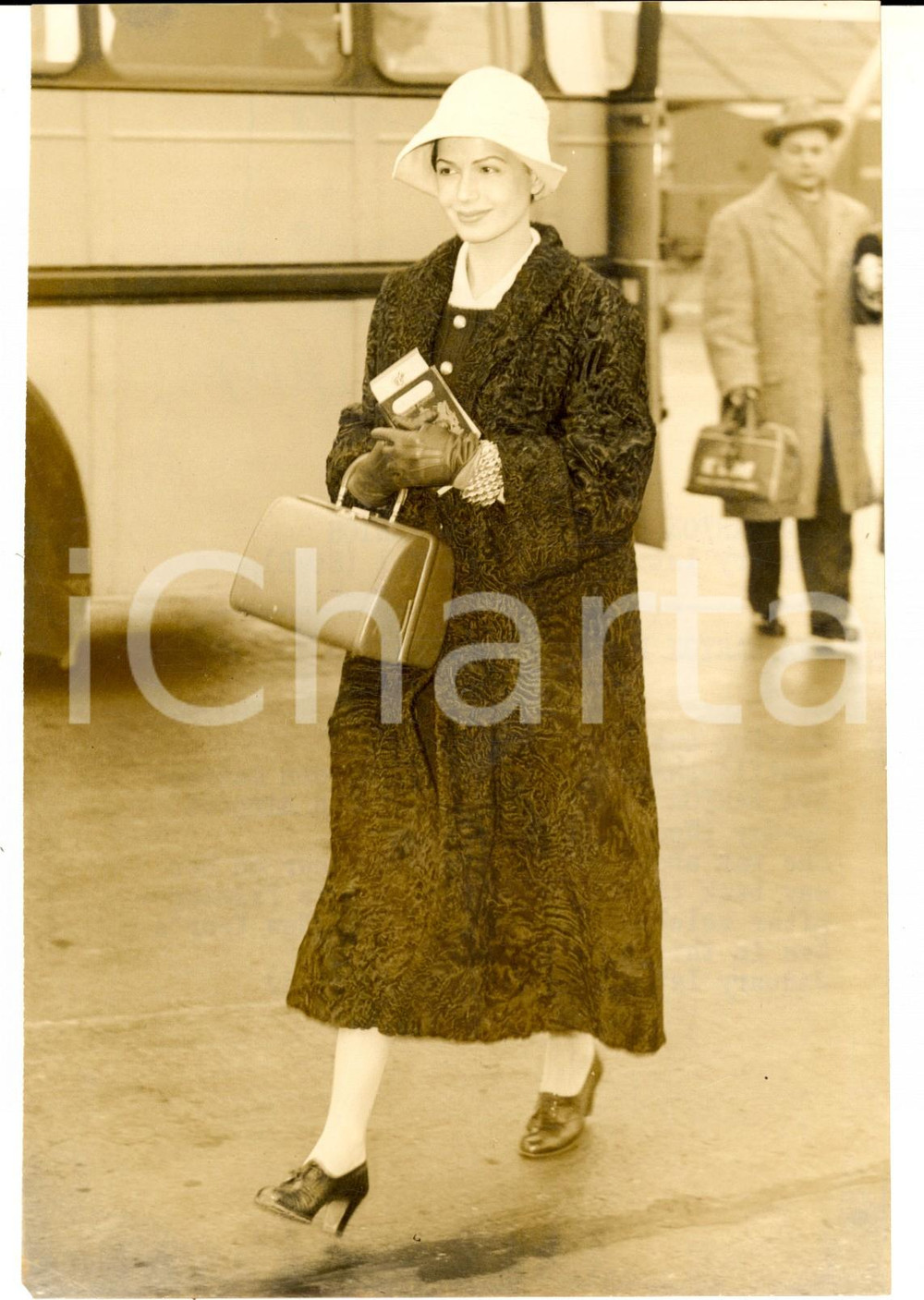 Fotografia d epoca originale 1958 LONDON AIRPORT Eva BARTOK boarding on a BEA liner to Munich  Photo 14x20 1