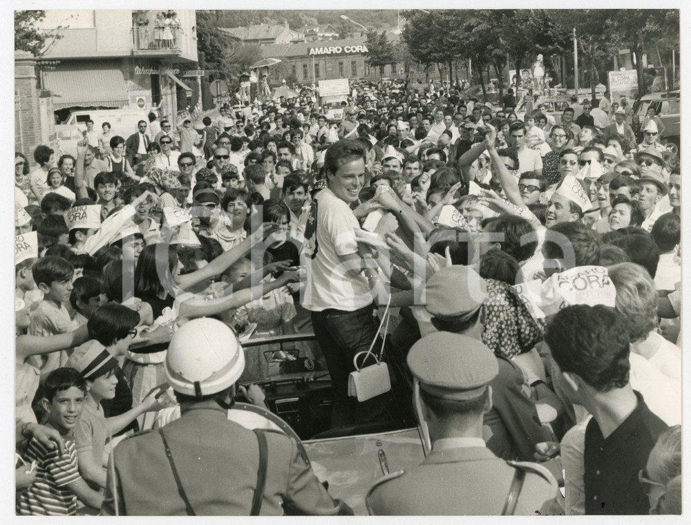 Fotografia d epoca originale 1966 V CANTAGIRO Tappa di PERUGIA Il cantante DINO assalito dalle fan Foto 1