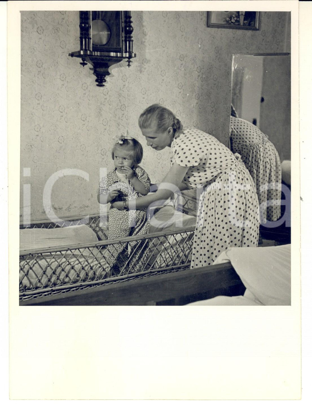 Fotografia d epoca originale 1954 CRACOVIA NOWA HUTA Madre e figlia in una famiglia operaia  Foto 13x18 cm 1
