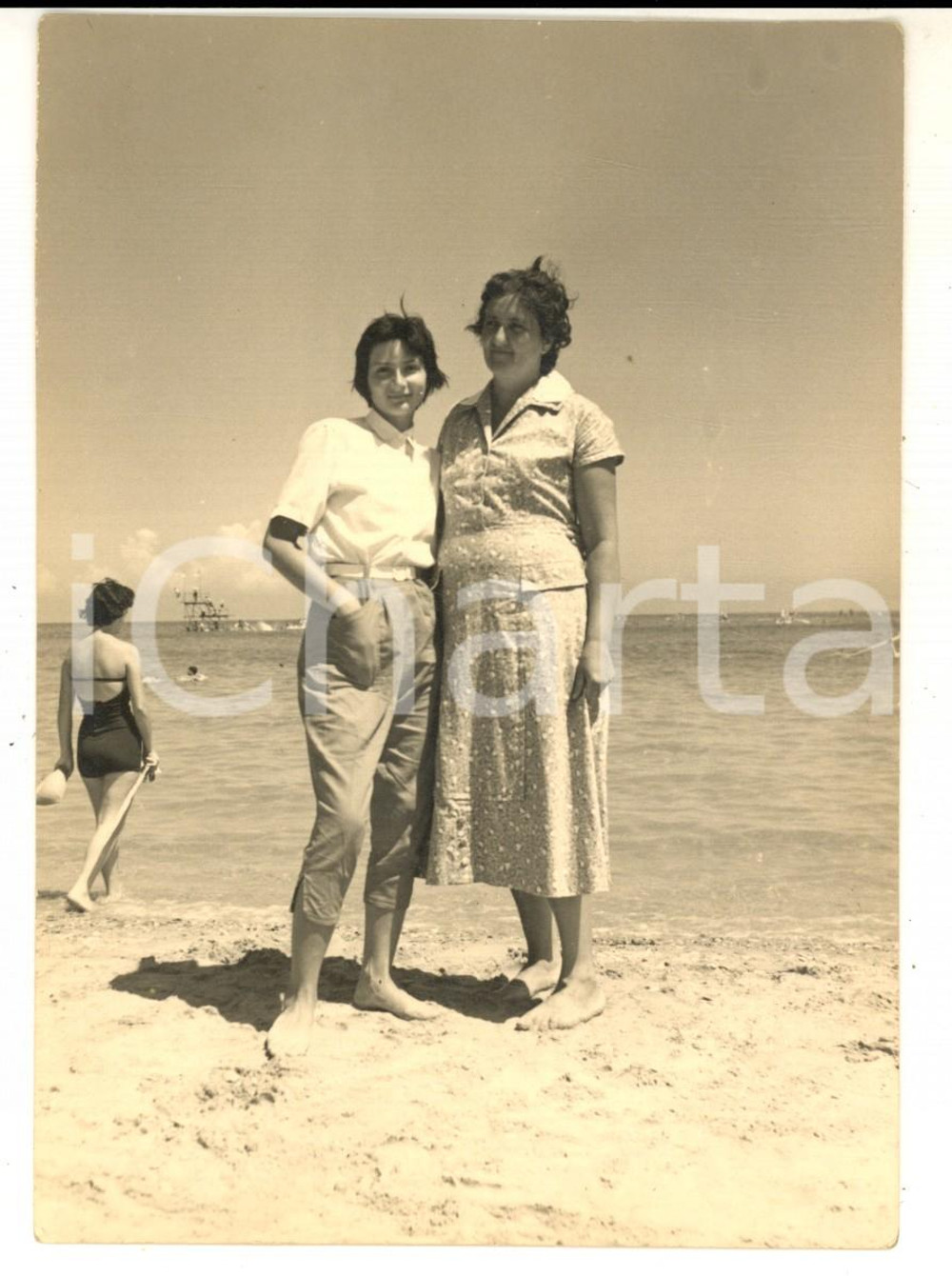 Fotografia d epoca originale 1960 ca PESARO Ritratto di madre e figlia in spiaggia Foto VINTAGE 15x10 cm 1