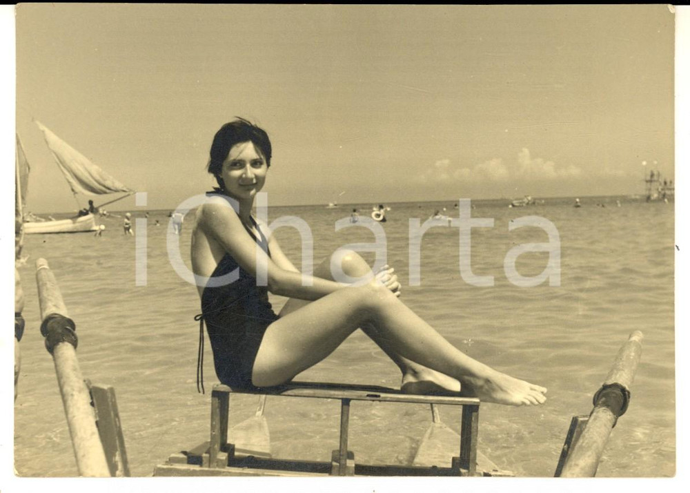 Fotografia d epoca originale 1960 ca PESARO Ritratto di donna su un pattino Foto VINTAGE 15x10 cm 1