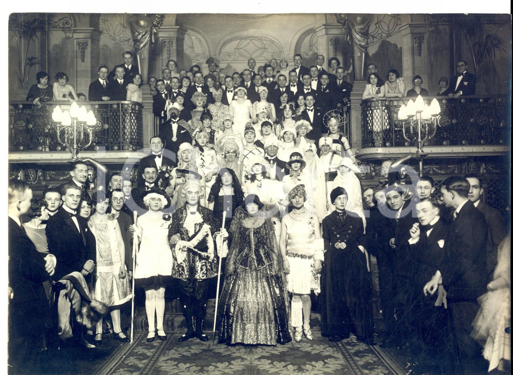 Fotografia d epoca originale 1929 BRUXELLES CARNEVALE Festa in maschera al cabaret  Foto RARA VINTAGE 23x17 1