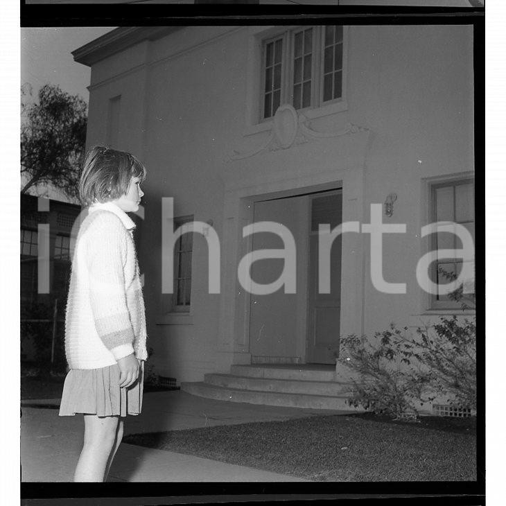 Fotografia d epoca originale 1957 GEORGIA? USA Inquietante ragazza fuori dalla scuola NEGATIVO ORIGINALE 1