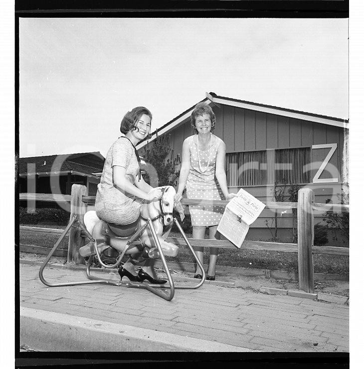Fotografia d epoca originale 1957 GEORGIA ? USA Signora su cavallo a dondolo NEGATIVO ORIGINALE 2 1