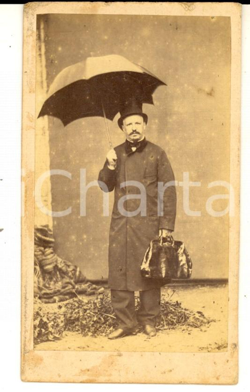 Fotografia d epoca originale 1870 ca VENEZIA Ritratto di professionista con l ombrello Foto SORGATO RARA CDV 1