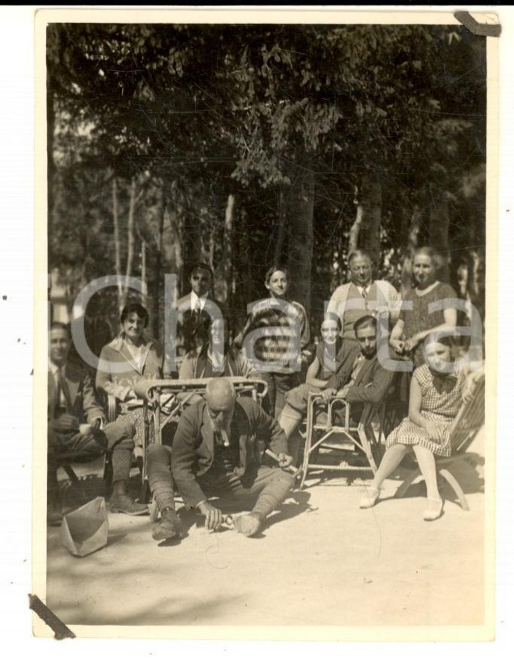 Fotografia d epoca originale 1929 MADESIMO Ritratto di famiglia  Un chiodo in una scarpa  Foto VINTAGE 8x11 1
