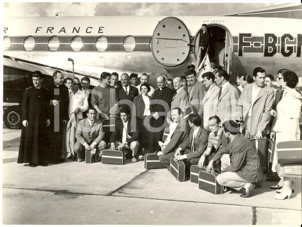 Fotografia d epoca originale 1955 ca MILANO MALPENSA Card. Giovanni Battista MONTINI con squadra in partenza 1
