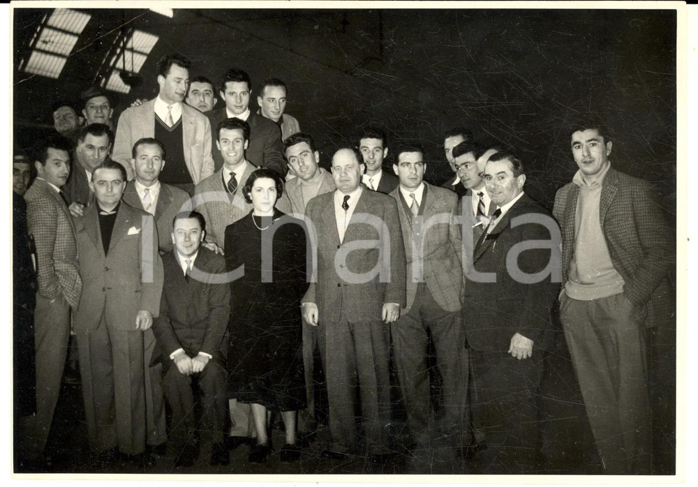 Fotografia d epoca originale 1955 ca MILANO Ritratto di una squadra sportiva in partenza Foto 18x13 cm 1