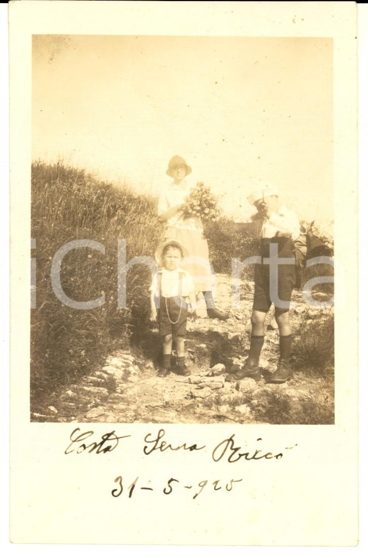 Fotografia d epoca originale 1925 SERRA RICCO  GE Famiglia raccoglie i fiori in campagna  Foto VINTAGE 1