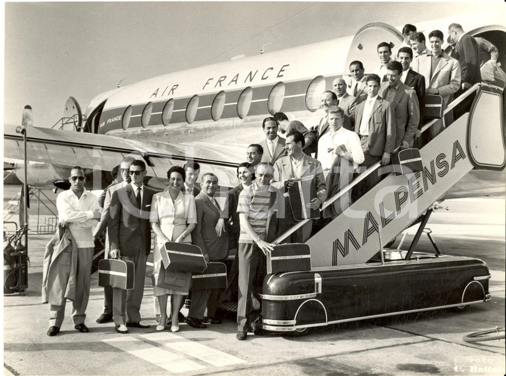 Fotografia d epoca originale 1955 ca MILANO MALPENSA Squadra sportiva in partenza con AIR FRANCE  Foto 24x18 1