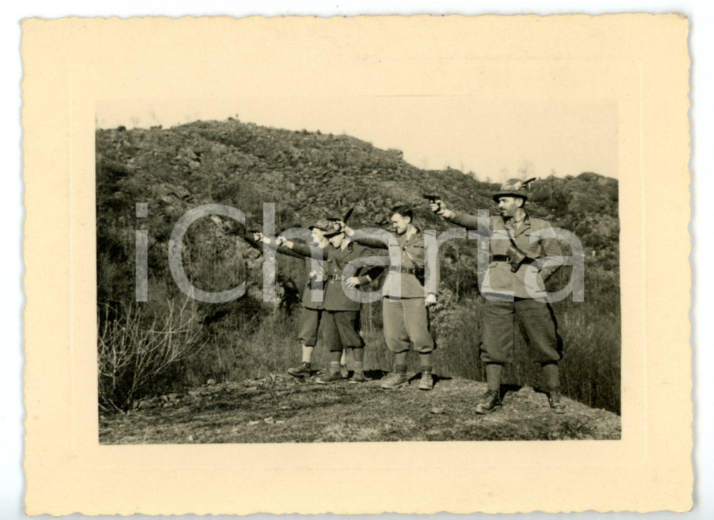 Fotografia d epoca originale 1940 ca NORD ITALIA Alpini prendono la mira con la pistola Fotografia 11x8 cm 1