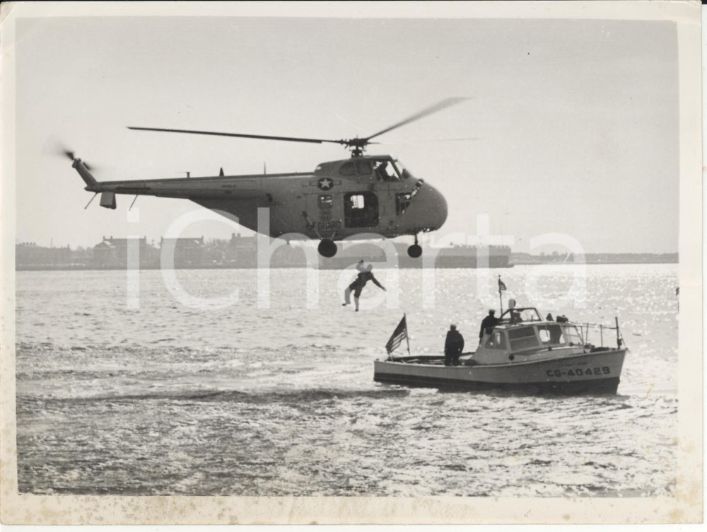 Fotografia d epoca originale 1975 NEW YORK Air Powered Flight Anniversary  Rescue demostration by helicopter 1