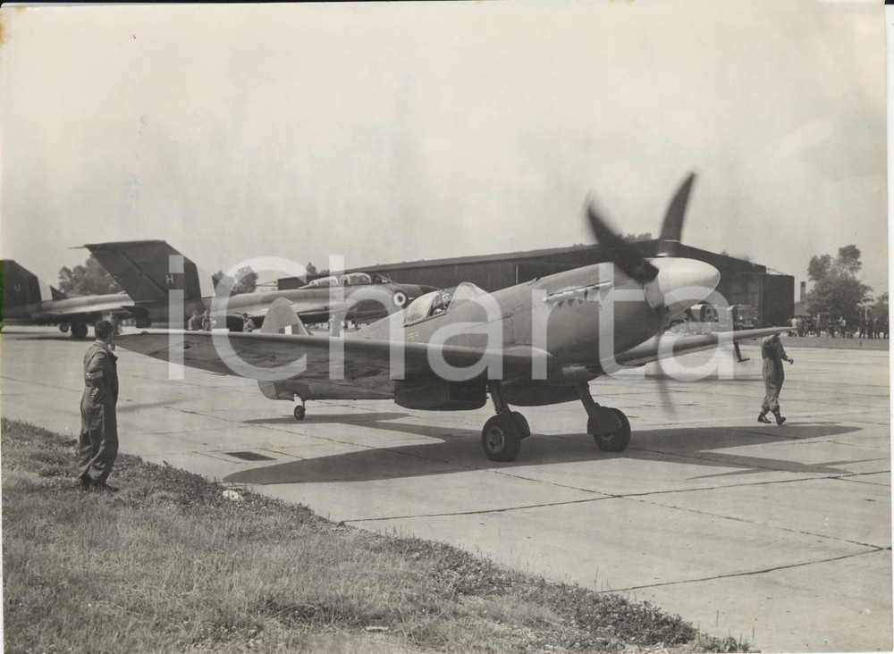 Fotografia d epoca originale 1957 BIGGIN HILL Kent Royal Air Force  Spitfires taxying in for the last time 1