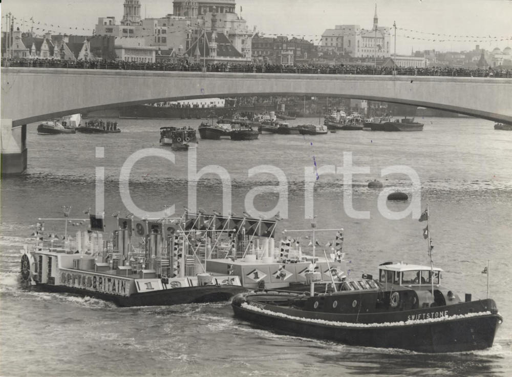 Fotografia d epoca originale 1953 LONDON Oil passing under Waterloo Bridge in Royal River Pageant Photo 1