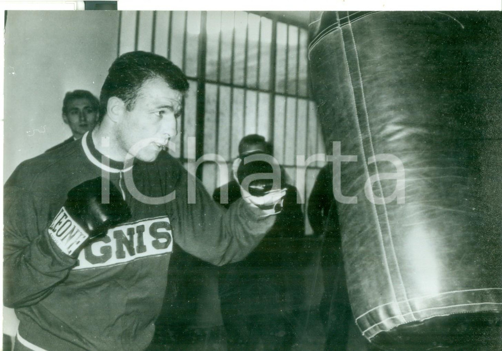 Fotografia d epoca originale 1964 FIRENZE Primo allenamento del pugile Sandro MAZZINGHI dopo incidente d auto 1