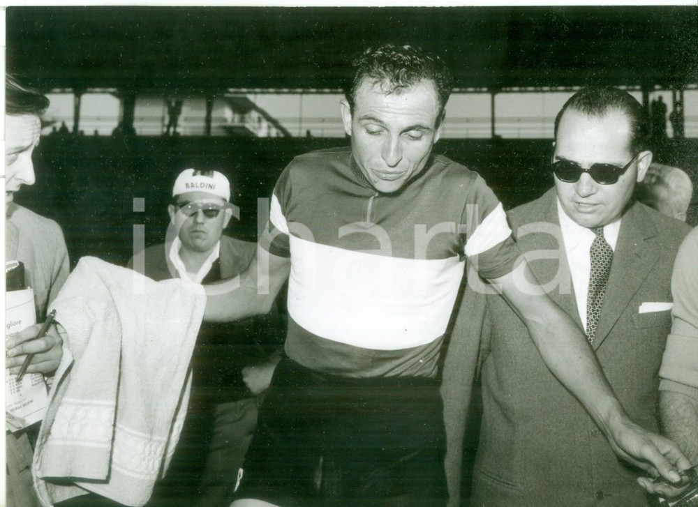 Fotografia d epoca originale 1957 MILANO CICLISMO  Arrivo di Ercole BALDINI sconfitto da Jacques ANQUETIL 1