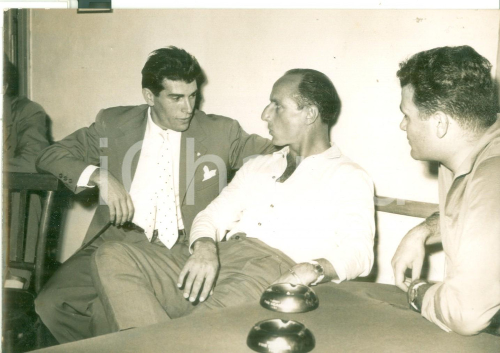 Fotografia d epoca originale 1955 ROMA CALCIO Riunione giocatori  Luciano TESSARI e Alberto BERTUCCELLI 1