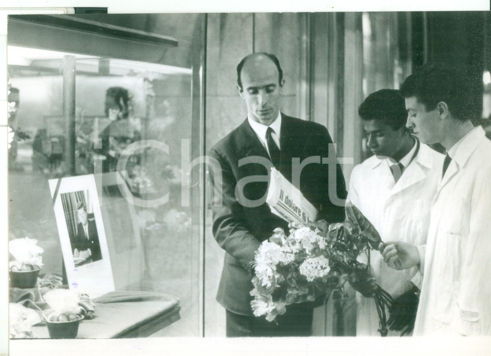 Fotografia d epoca originale 1963 MILANO I vetrinisti rendono omaggio a John F. KENNEDY dopo la sua morte 1
