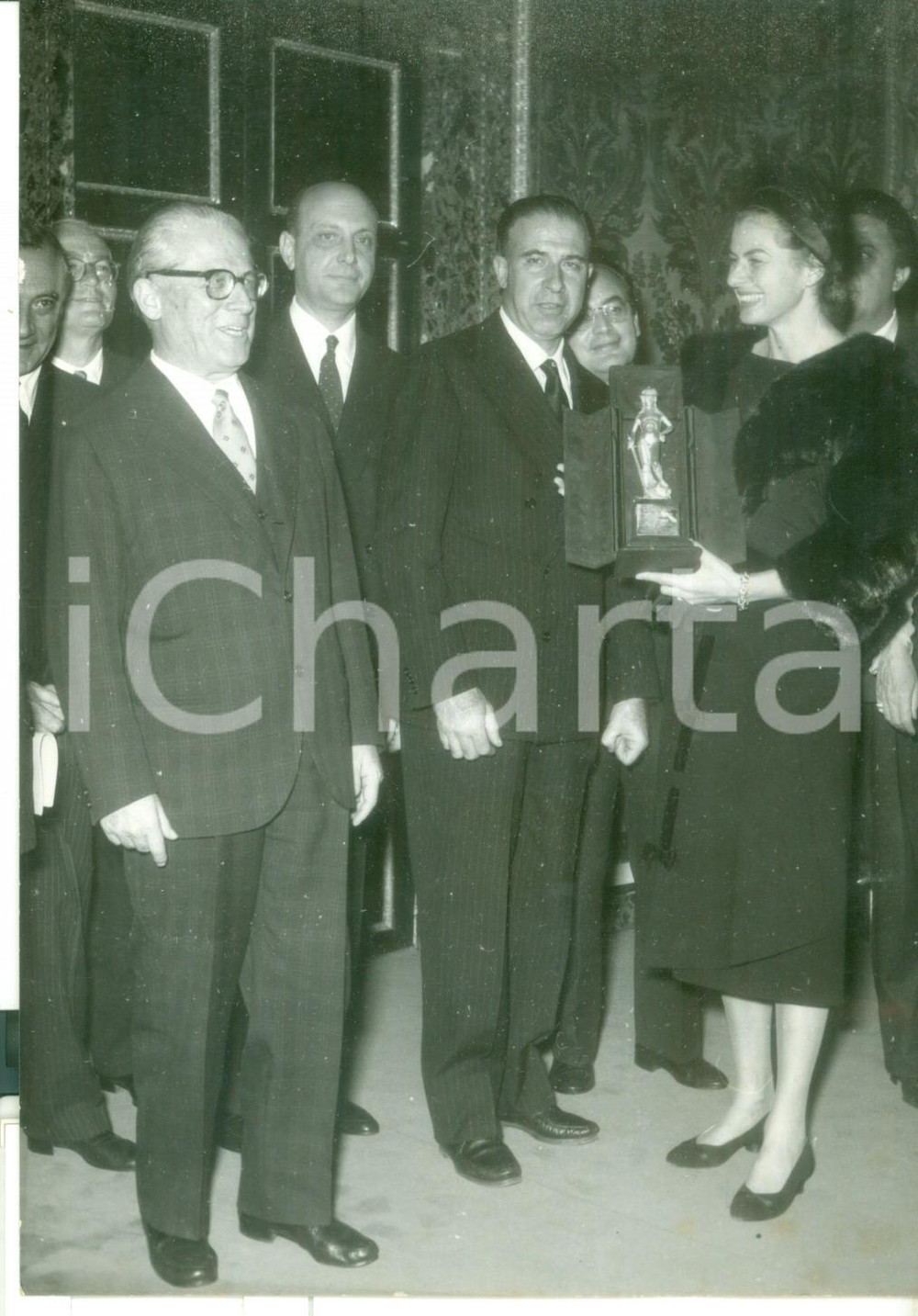 Fotografia d epoca originale 1957 ROMA David di Donatello  Presidente Giovanni GRONCHI premia Ingrid BERGMAN 1