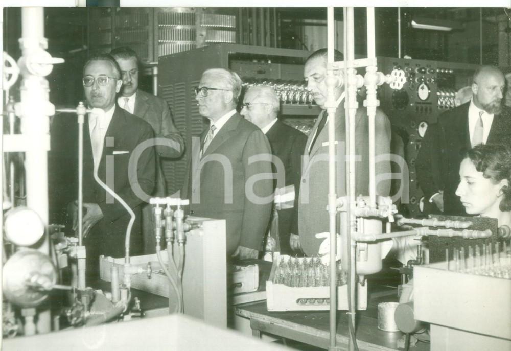 Fotografia d epoca originale 1959 L AQUILA Presidente Giovanni GRONCHI all interno dello stabilimento MARCONI 1