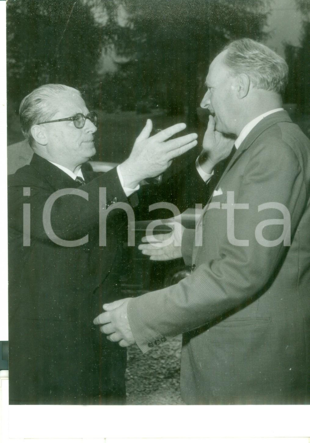 Fotografia d epoca originale 1954 BORGO VALSUGANA  Abbraccio tra Giovanni GRONCHI e Augusto DE GASPERI 1