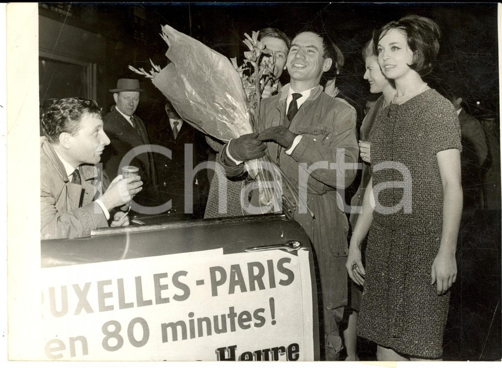 Fotografia d epoca originale 1960 PARIS AUTOMOBILISMO Willy MAIRESSE vince PARISBRUXELLES in 80 minuti 1