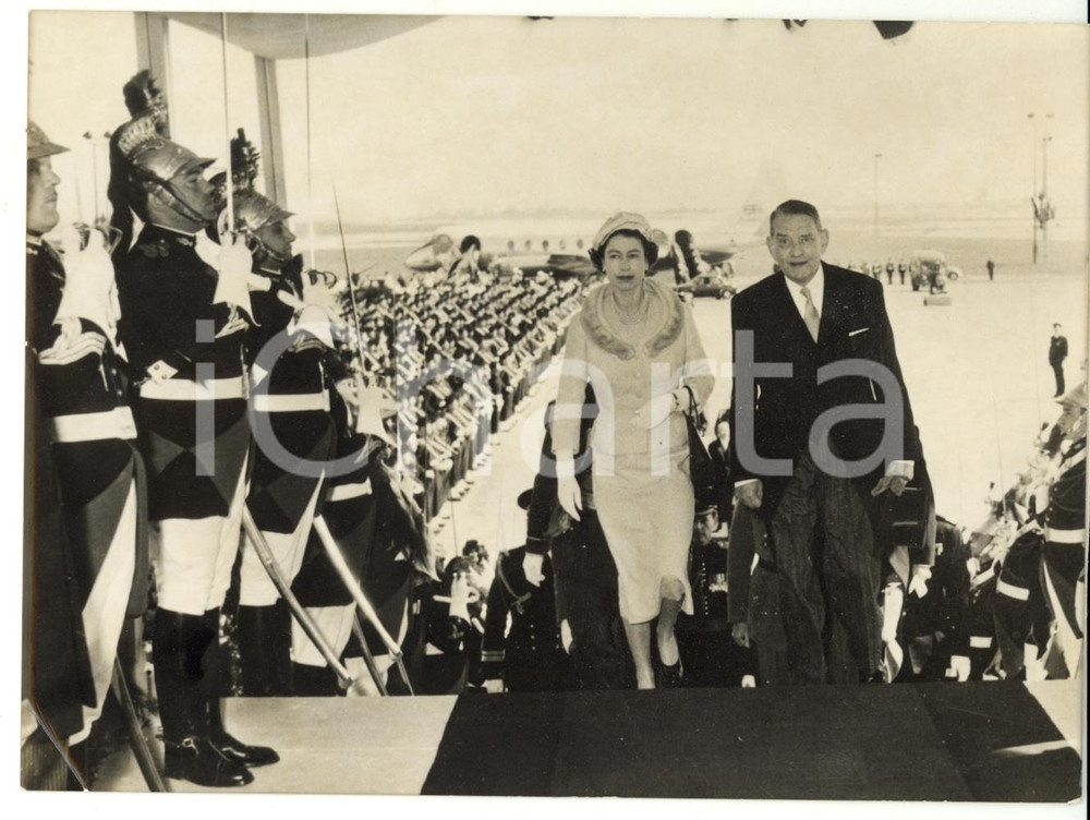 Fotografia d epoca originale 1957 PARIS ORLY Arrivo della regina ELISABETTA II con RenÃ© COTY  Foto 1