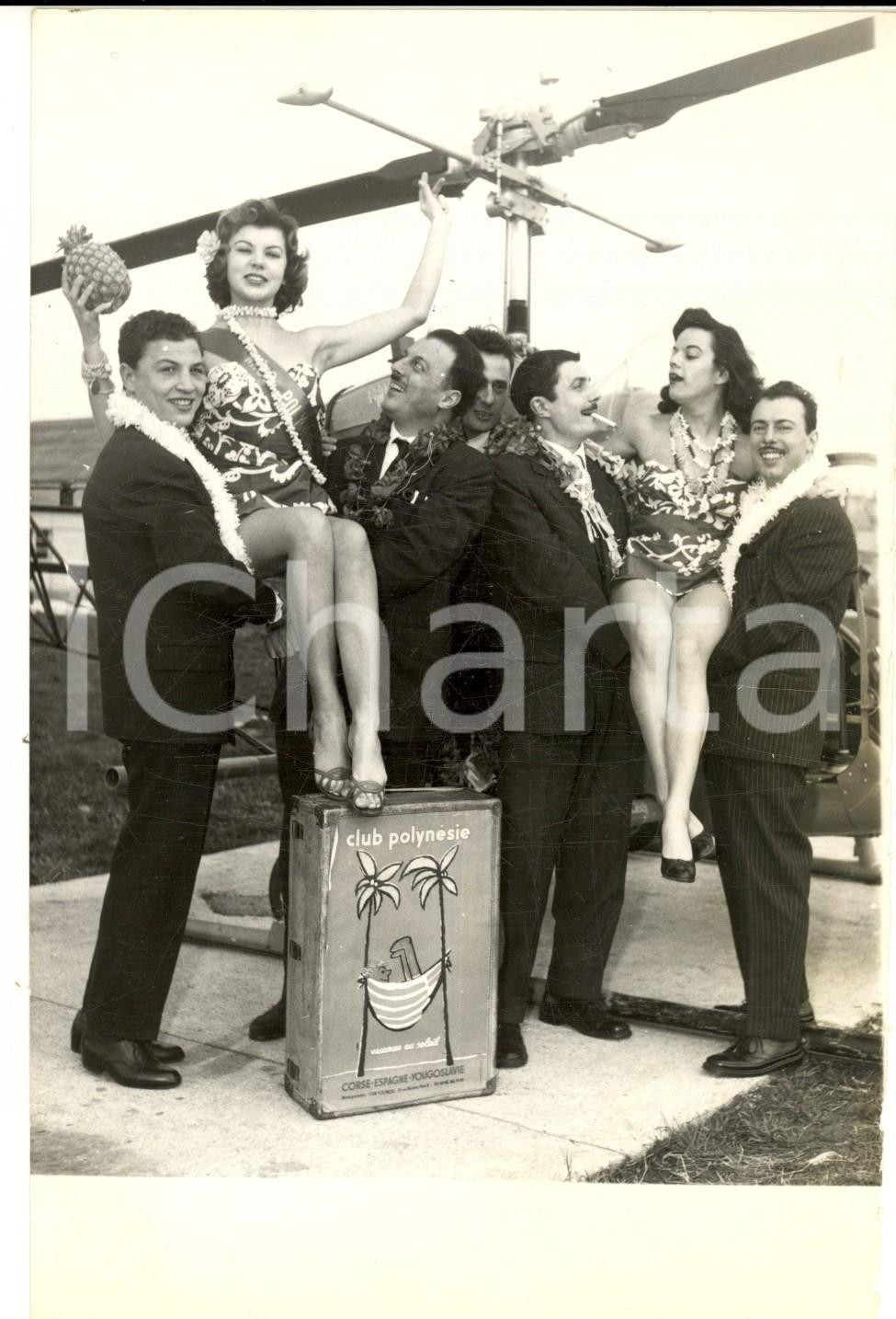 Fotografia d epoca originale 1957 PARIS Miss POLINESIE Monique LE BEC part en hÃ©lycoptÃ¨re pour Bruxelles 1