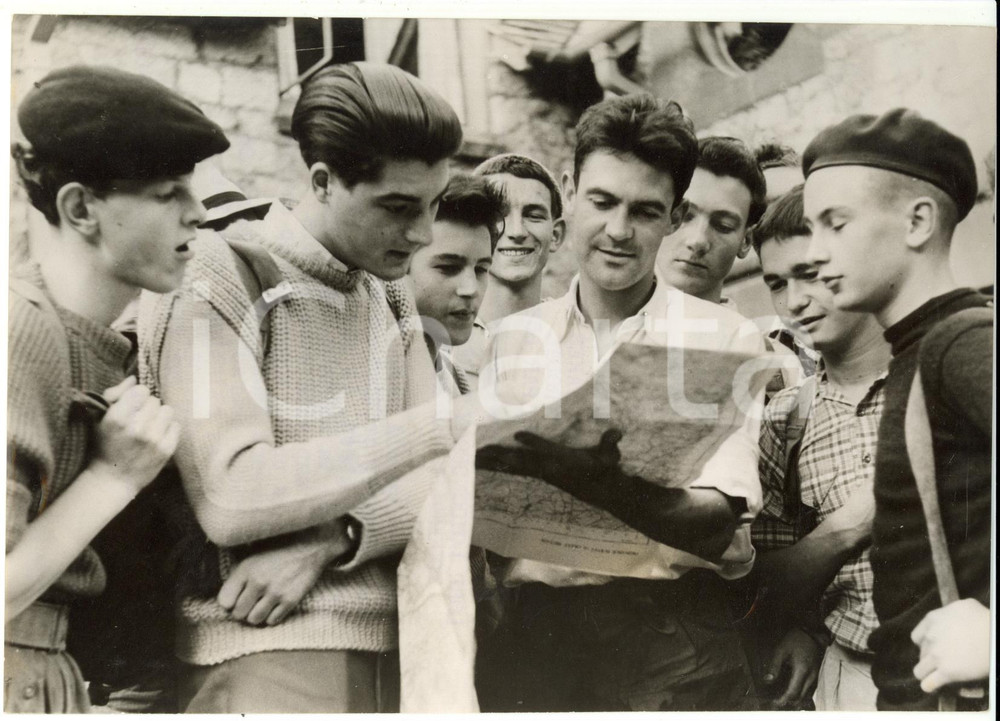 Fotografia d epoca originale 1957 ESKDALE Outward Bound School  Alexander of LONDONDERRY studying a map 1