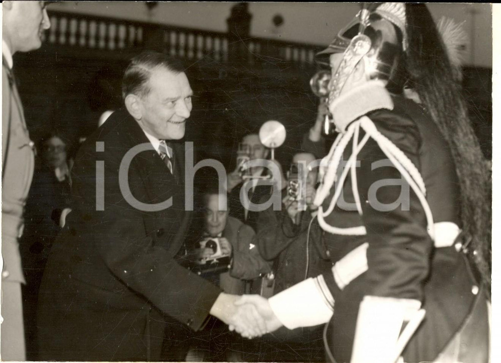 Fotografia d epoca originale 1953 PARIS Il nuovo presidente RenÃ© COTY stringe la mano alle guardie  Foto 1