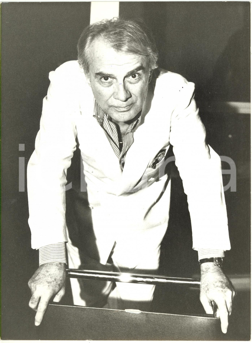 Fotografia d epoca originale 1990 ca ITALIA TEATRO  Giorgio ALBERTAZZI  Ritratto dell attore Foto 18x24 cm 1