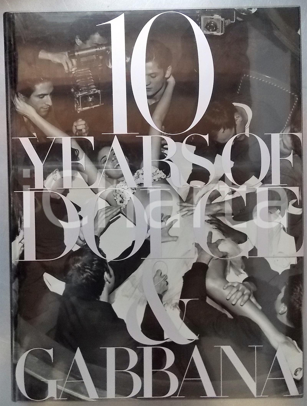 1996 10 YEARS OF DOLCE & GABBANA Introduzione di Isabella ROSSELLINI *Illustrato Volume riccamente illustrato, con sovraccoperta in acetato e cofanetto in cartoncino. EDITORE: Leonardo Arte - MilanoPAGINE: 214DIMENSIONI: 24x31 cm  CONDIZIONI: G    originale e autentica 1