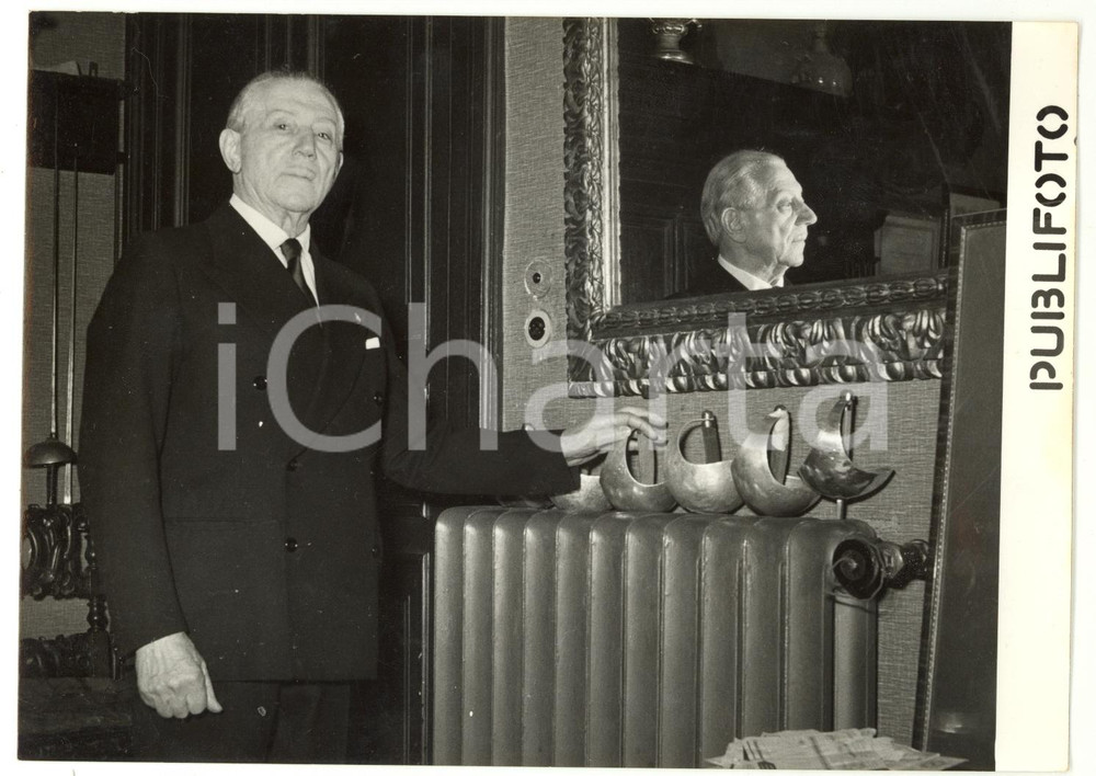 1957 ROMA Il campione di fioretto Agesilao GRECO posa nella sua dimora - FOTO