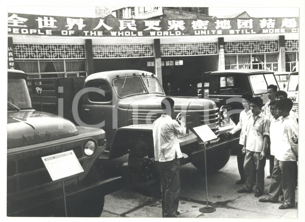 1971 KWANGCHOWAN CINA Operaio illustra caratteristiche dei nuovi camion pesanti