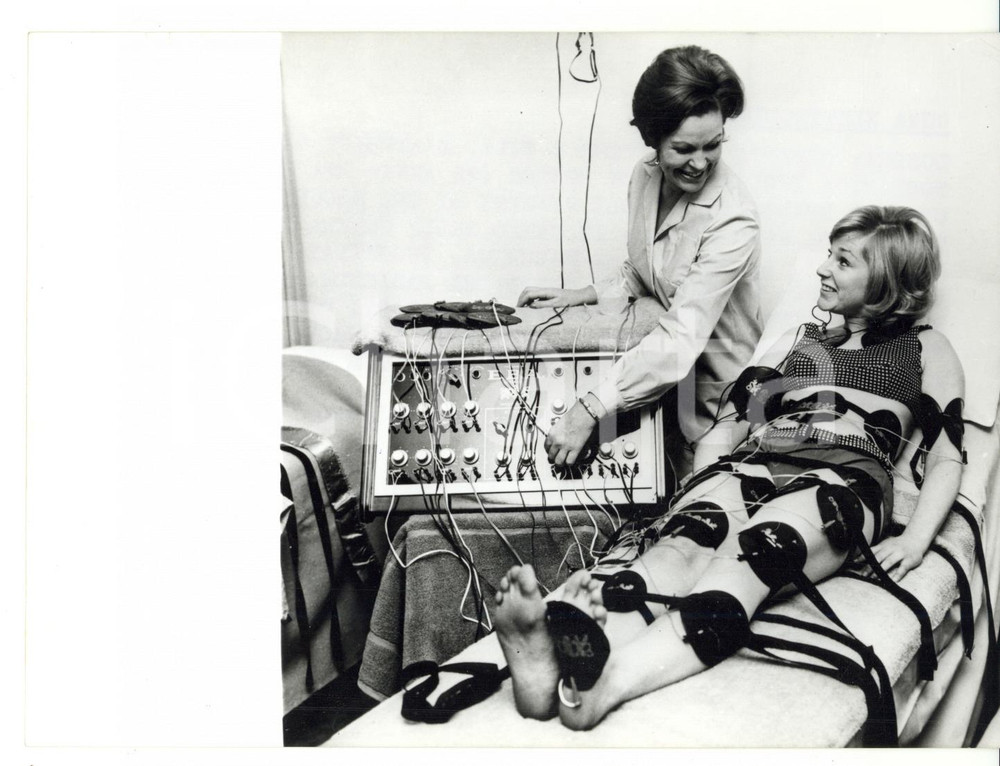 1968 LONDRA Alison FRAZEN durante cura elettrodimagrante *Foto 18x13 cm