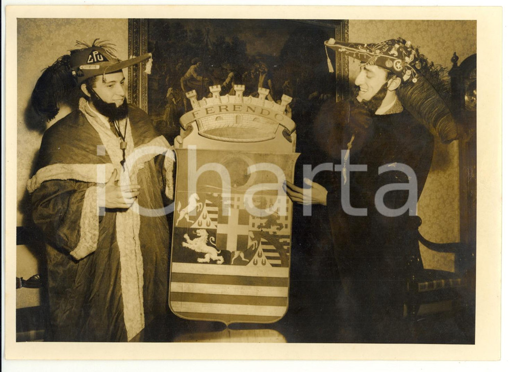 Fotografia d epoca originale 1957 TORINO  GOLIARDIA Stendardo di CUNEO rubato da studenti torinesi  Foto 1