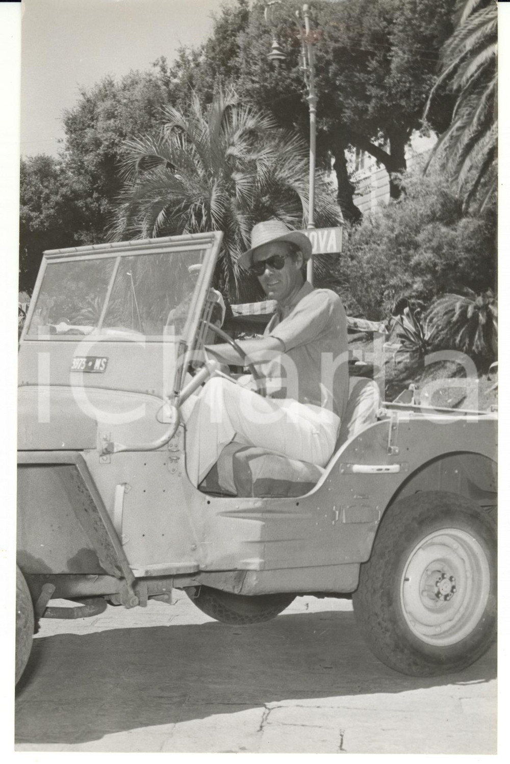 Fotografia d epoca originale 1952 RAPALLO Rex HARRISON su una Jeep nel piazzale della stazione Foto 14x23 cm 1