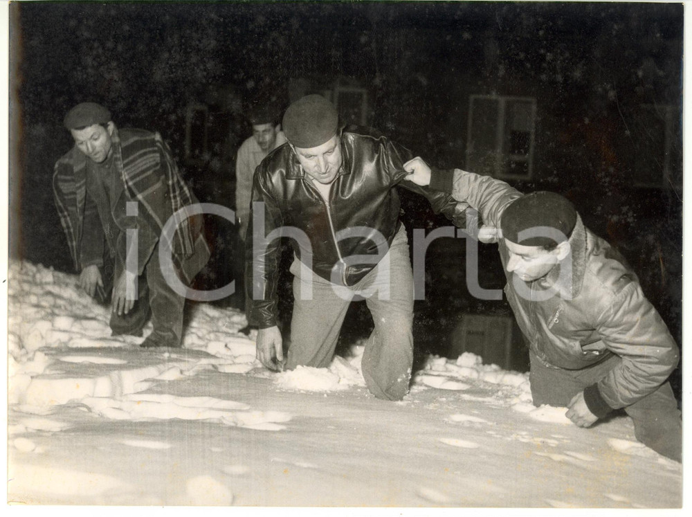 1956 GENOVA Operazioni di salvataggio nella neve *Foto VINTAGE 24x18 cm