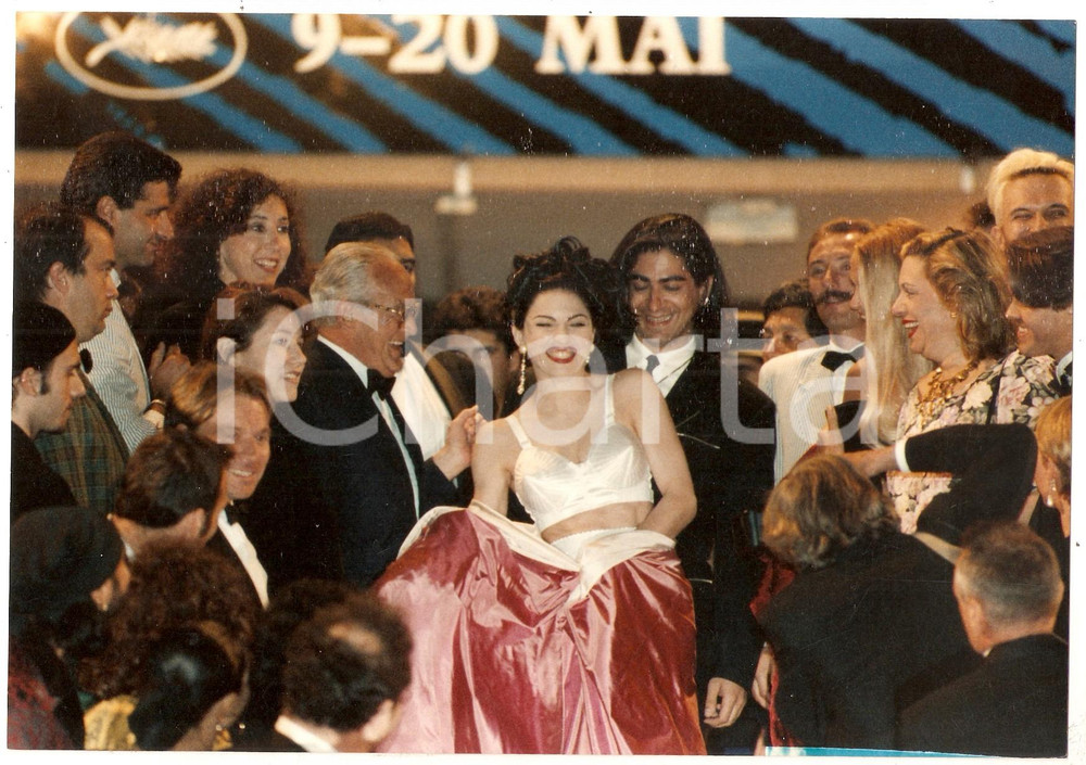 1991 FESTIVAL DI CANNES - MADONNA rivela il reggiseno di Jean-Paul GAULTIER Foto Fotografia d'agenzia. CONDIZIONI: GFORMATO: 21x15 cm  originale e autentica 1