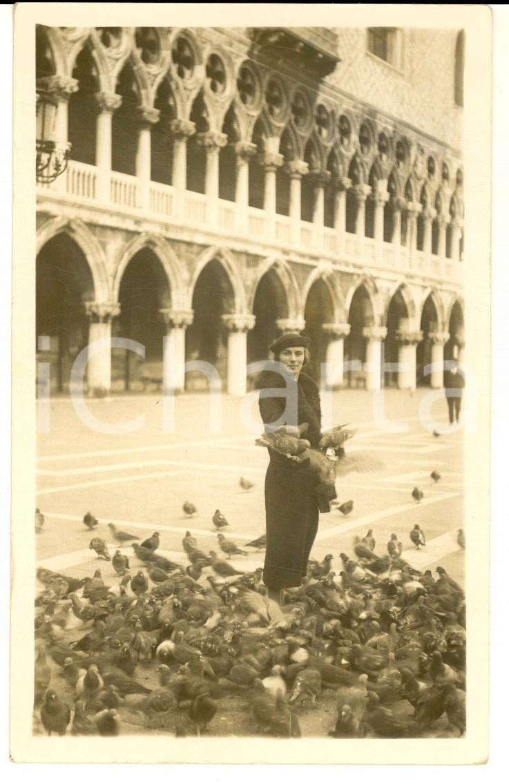 1930 ca VENEZIA Ritratto di donna tra i piccioni in piazza San Marco - Foto  Fotografia d'epoca, in formato cartolina postale. CONDIZIONI: G    originale e autentica 1