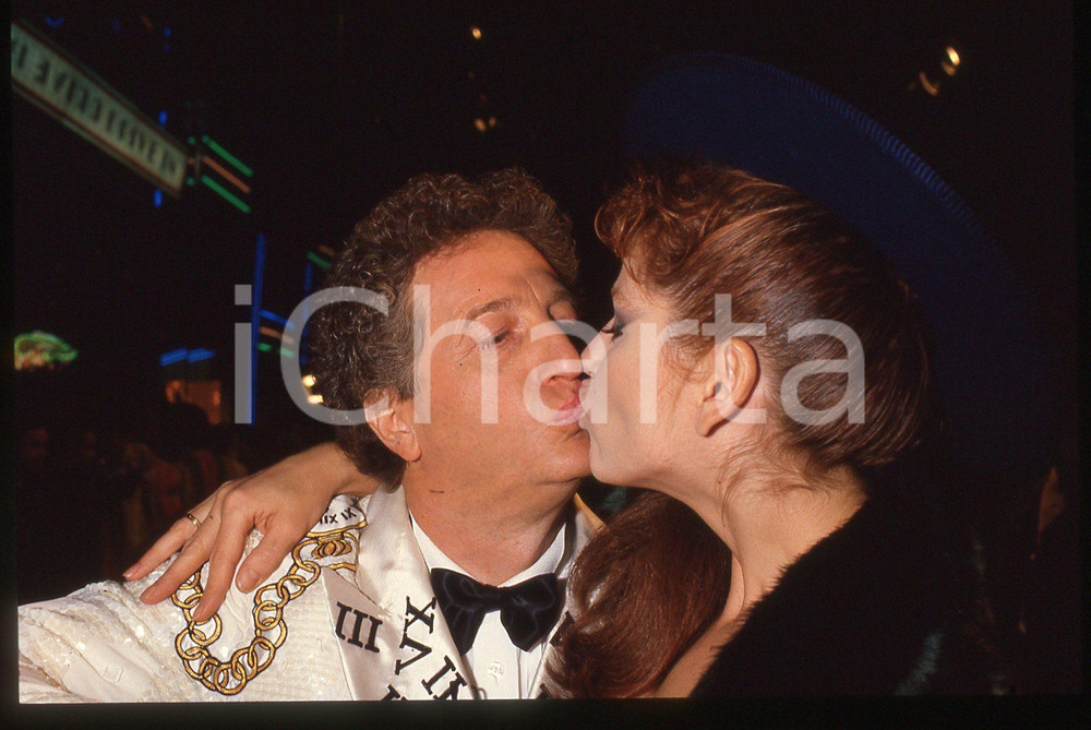 35mm vintage slide* 1985 DRIVE IN Italia 1  TINI' CANSINO e GIANFRANCO D'ANGELO   Diapositiva d'epoca, in formato 35 mm. CONDIZIONI: GOODTutti i diritti riservati.E' severamente vietata la riproduzione. ICharta mette in vendita, sul negozio eBay e in esclusiva sul sito "icharta" il proprio archivio composto da numerose diapositive e negativi fotografici d'epoca, tutti originali e autentici, che attraversano la storia del costume italiano tra gli la fine degli anni Sessanta e Novanta.Si tratta di uno sguardo inedito sull'attualità, la politica, la vita quotidiana, il gossip e la cultura, che fotografa il cambiamento della nazione in quest'ultimo scorcio del XX secolo. Un'occasione unica per il mercato del collezionismo, che vede finalmente disponibile un archivio eccezionale per vastità, tematiche e condizioni, in un settore (il negativo fotografico e la diapositiva) di assoluta novità e dalle interessanti prospettive di investimento.  originale e autentica 1
