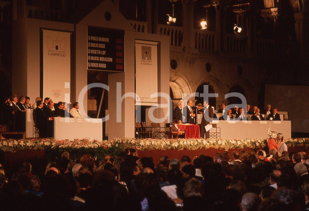 35mm vintage slide* 1988 Venezia PREMIO CAMPIELLO premiazione   Diapositiva originale d'epoca,Tutti i diritti riservati.E' severamente vietata la riproduzione. ICharta mette in vendita, sul negozio eBay e in esclusiva sul sito "icharta" il proprio archivio composto da numerose diapositive e negativi fotografici d'epoca, tutti originali e autentici, che attraversano la storia del costume italiano tra gli la fine degli anni Sessanta e Novanta.Si tratta di uno sguardo inedito sull'attualità, la politica, la vita quotidiana, il gossip e la cultura, che fotografa il cambiamento della nazione in quest'ultimo scorcio del XX secolo. Un'occasione unica per il mercato del collezionismo, che vede finalmente disponibile un archivio eccezionale per vastità, tematiche e condizioni, in un settore (il negativo fotografico e la diapositiva) di assoluta novità e dalle interessanti prospettive di investimento. CONDIZIONI:FAIR/discretoFORMATO: 35mm originale e autentica 1