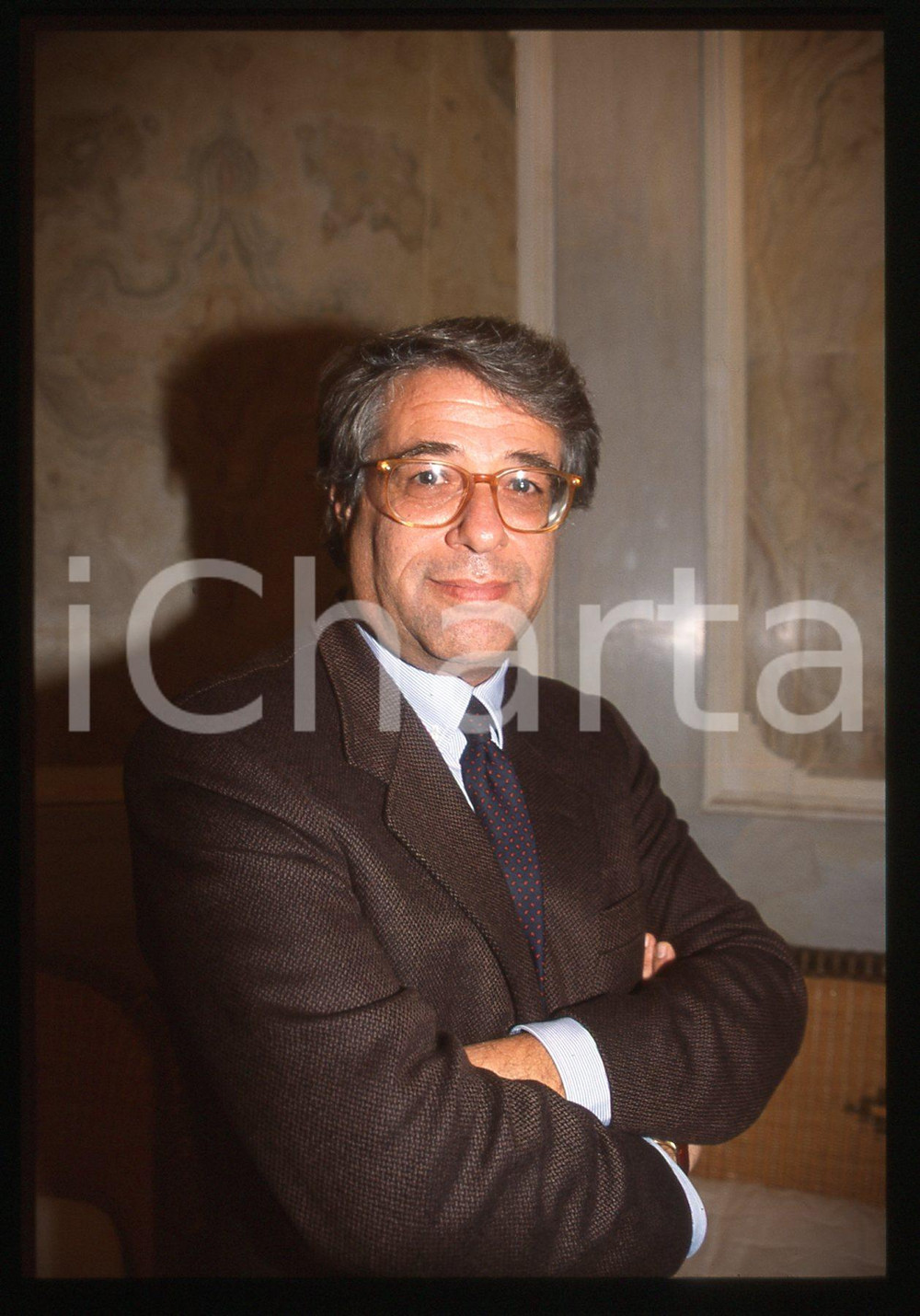 35mm vintage slide* 2000 ca MILANO - SEA Massimo BARAVELLI Ritratto (1)  Diapositiva d'epoca, in formato 35 mm. CONDIZIONI: GOODTutti i diritti riservati.E' severamente vietata la riproduzione. ICharta mette in vendita, sul negozio eBay e in esclusiva sul sito "icharta" il proprio archivio composto da numerose diapositive e negativi fotografici d'epoca, tutti originali e autentici, che attraversano la storia del costume italiano tra gli la fine degli anni Sessanta e Novanta.Si tratta di uno sguardo inedito sull'attualit&agrave;, la politica, la vita quotidiana, il gossip e la cultura, che fotografa il cambiamento della nazione in quest'ultimo scorcio del XX secolo. Un'occasione unica per il mercato del collezionismo, che vede finalmente disponibile un archivio eccezionale per vastit&agrave;, tematiche e condizioni, in un settore (il negativo fotografico e la diapositiva) di assoluta novit&agrave; e dalle interessanti prospettive di investimento.  originale e autentica 1